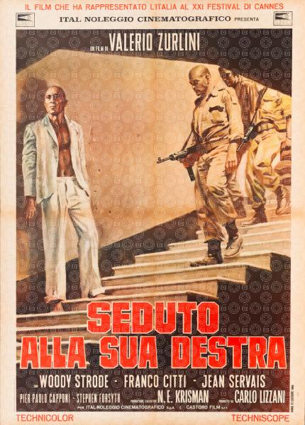 Seduto alla sua destra